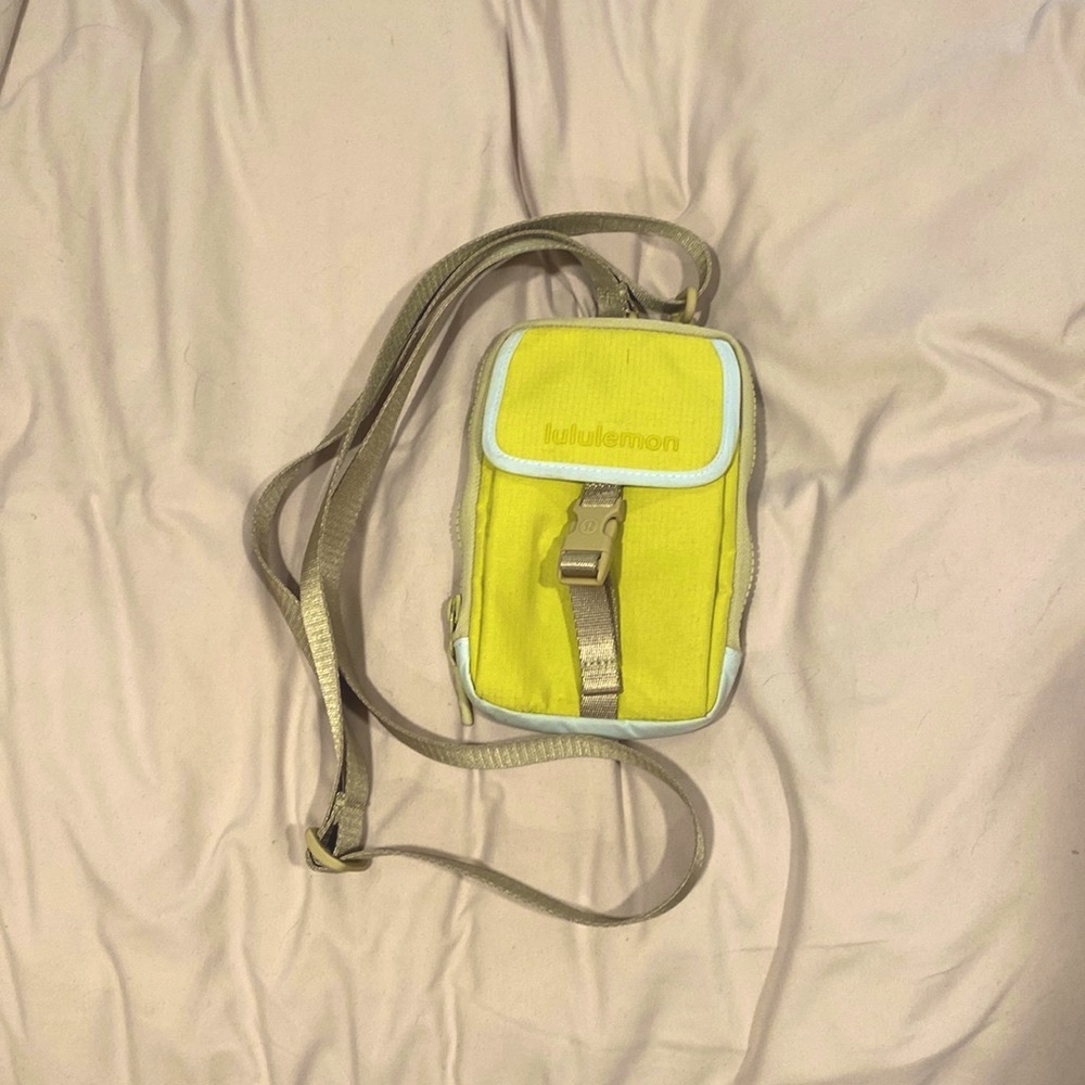 Lululemon crossbody with main zipper pocket and phone holder clasp pocket